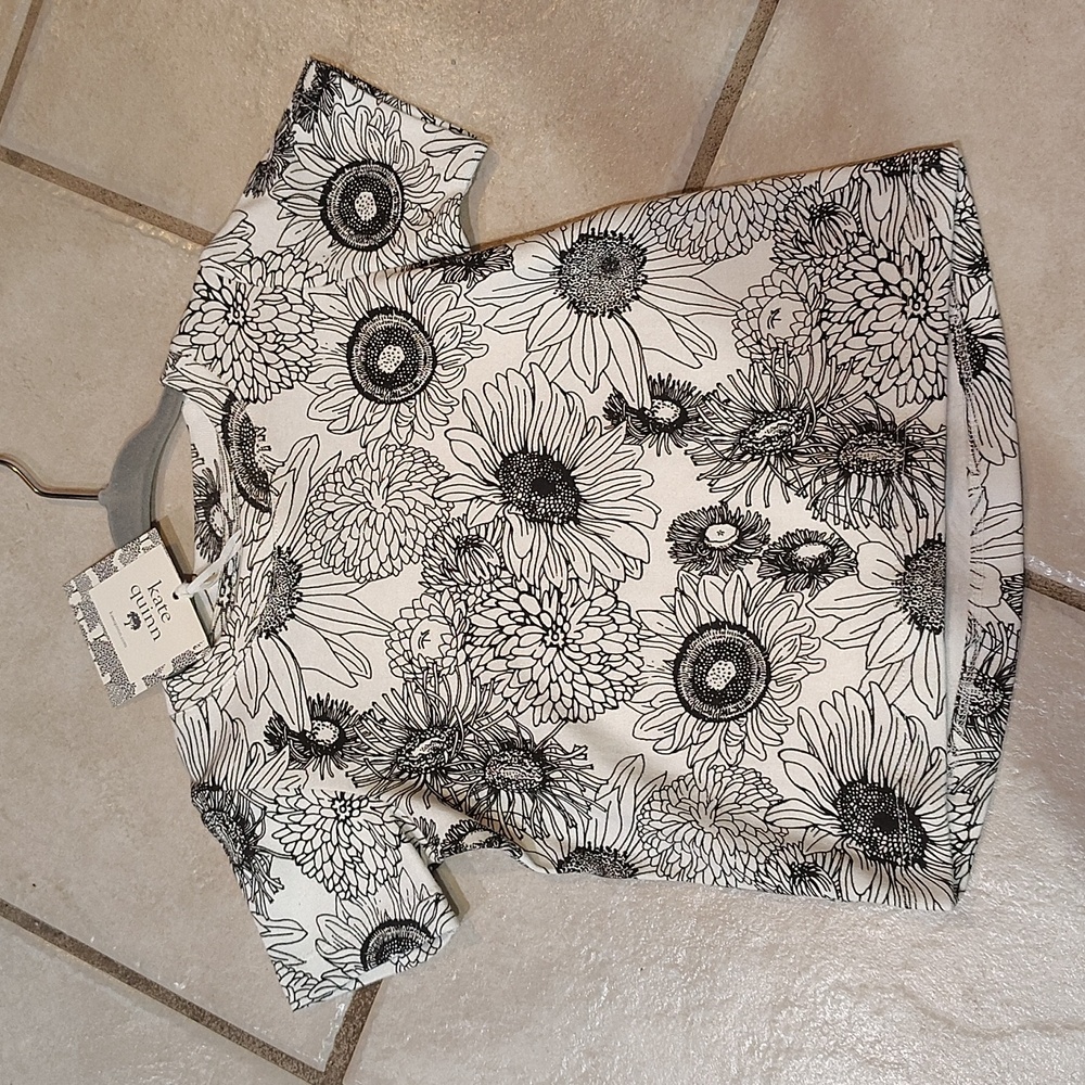 NWT Kate Quinn Black and White Sunflowers Tee